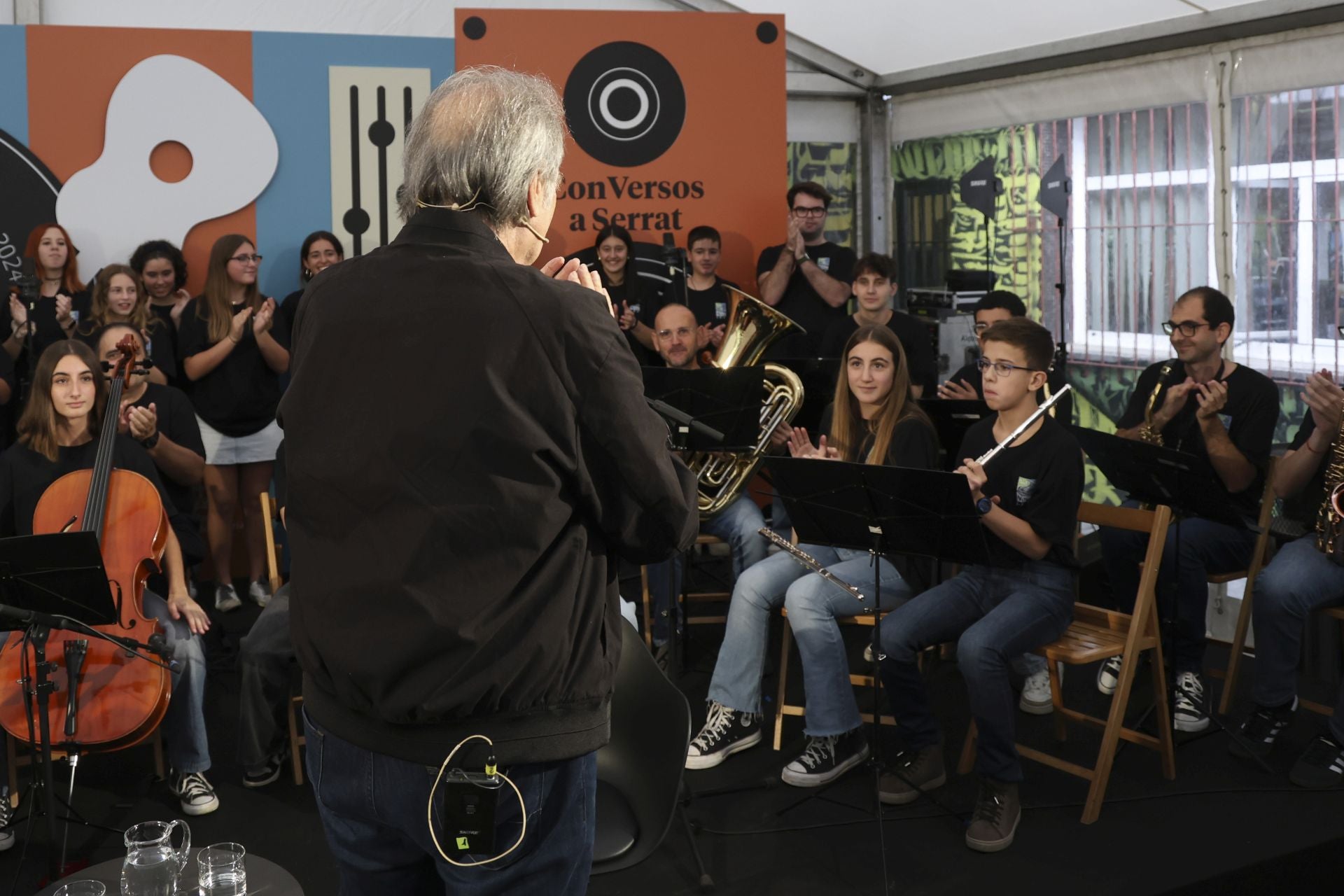 Serrat, pletórico en Asturias: las mejores imágenes de su llegada