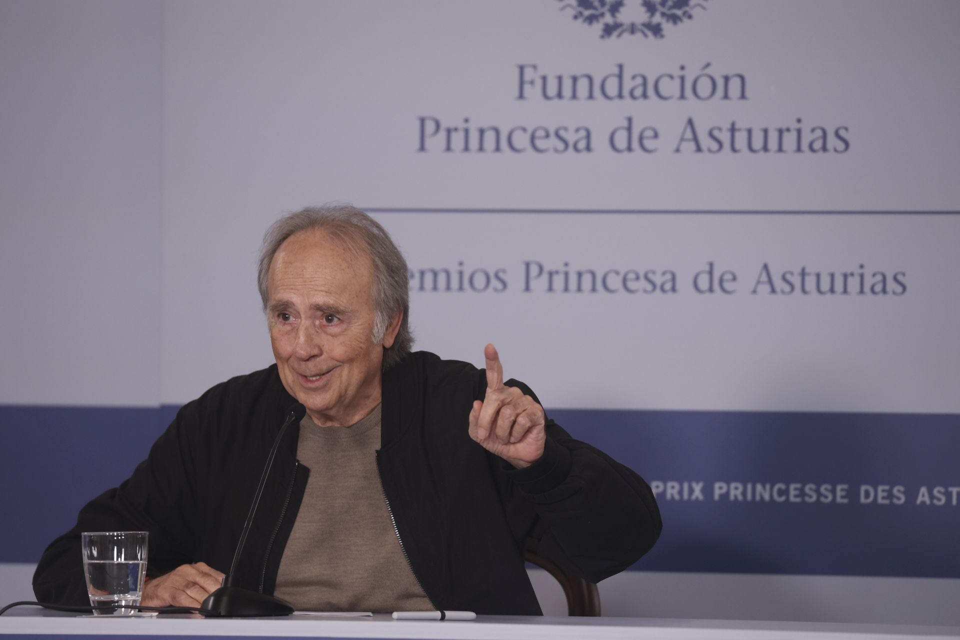 Serrat, pletórico en Asturias: las mejores imágenes de su llegada