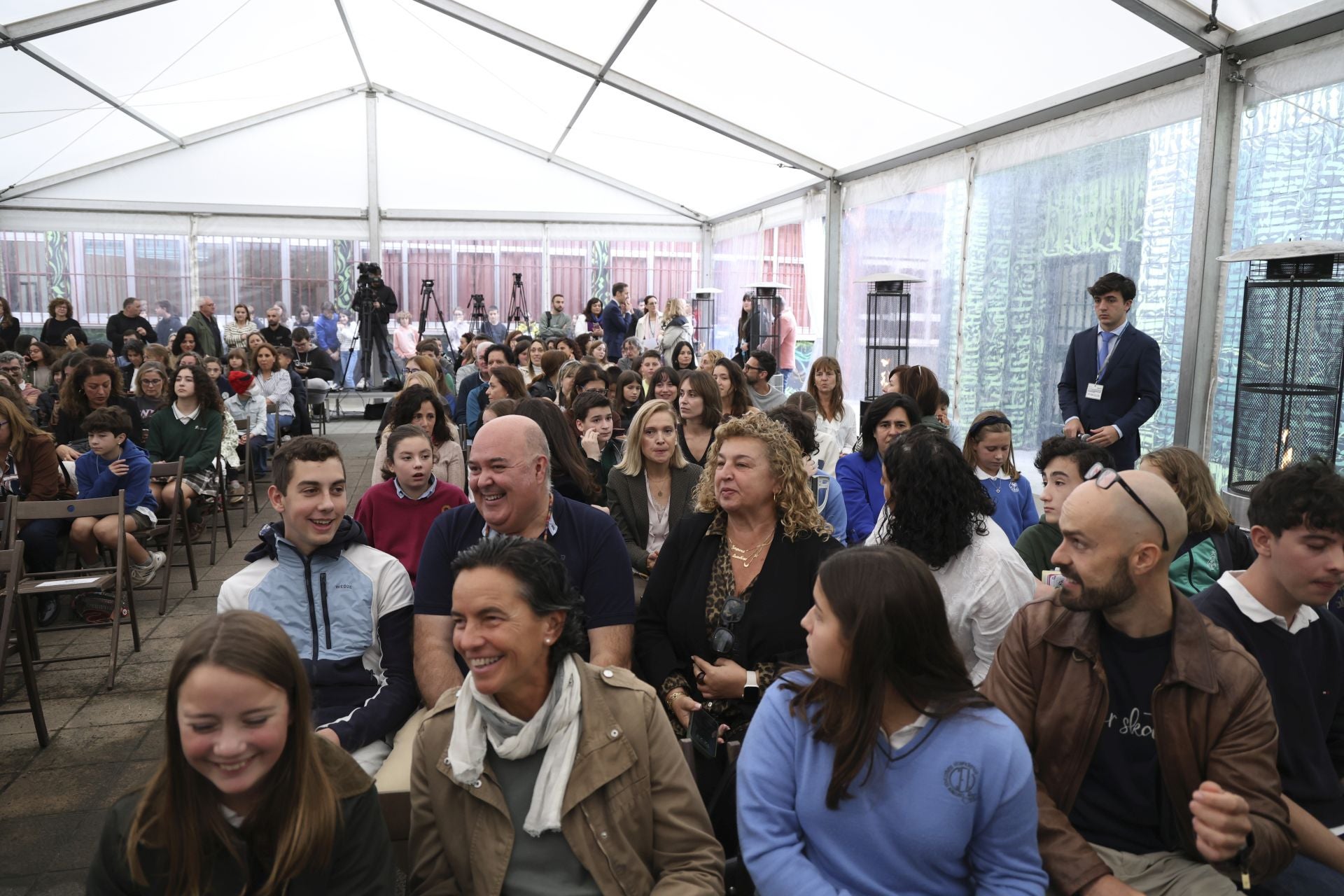 Serrat, pletórico en Asturias: las mejores imágenes de su llegada