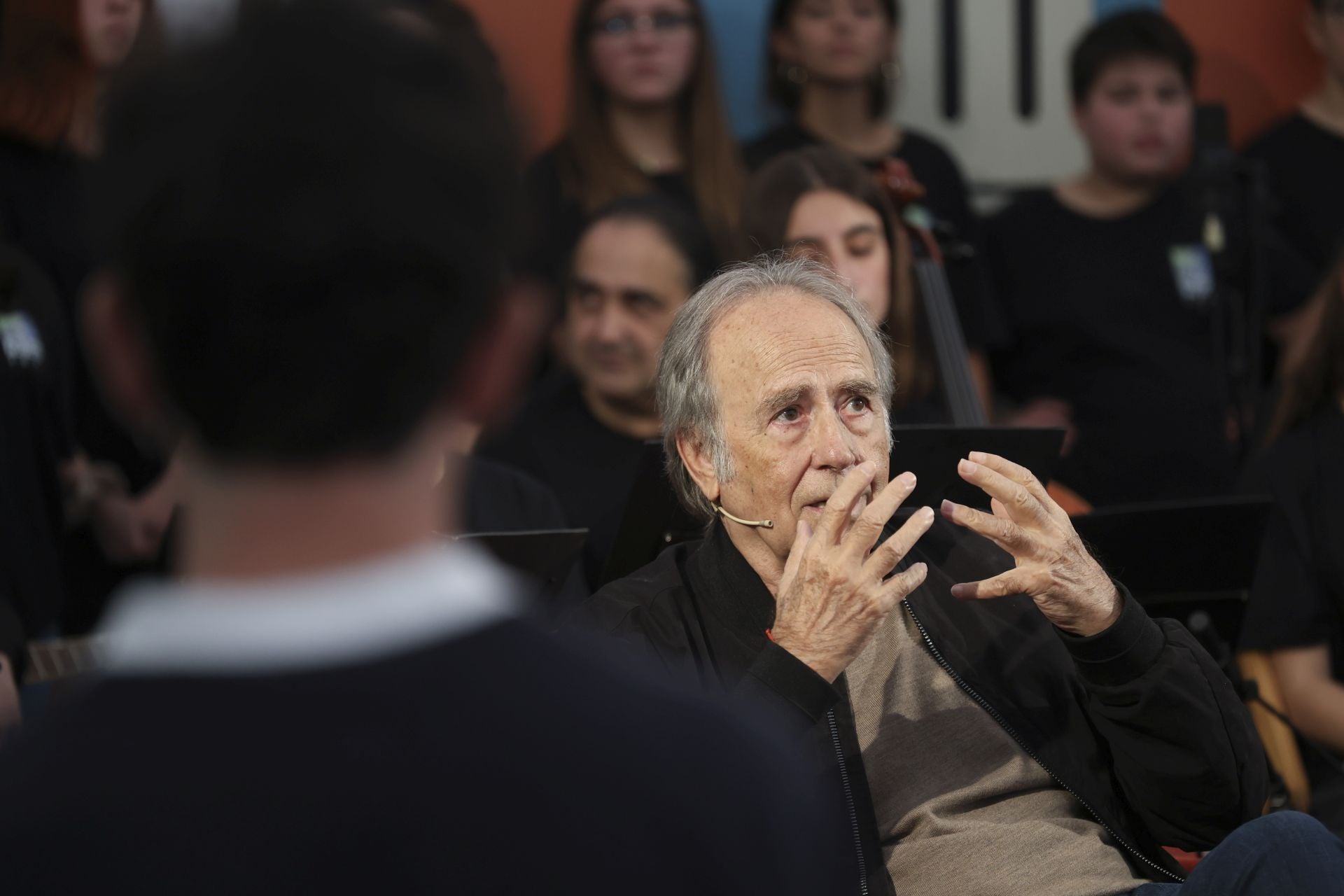 Serrat, pletórico en Asturias: las mejores imágenes de su llegada