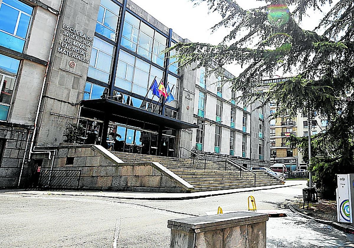 Fachada principal de la antigua Escuela de Minas.