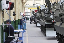 Una nave de la Fábrica de Armas de Trubia, con varios operarios trabajando en los 8x8.