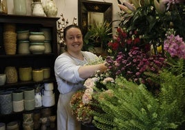 Jana García, ganadora del concurso de ramos otoñales, en su floristería, Flores Lupe.