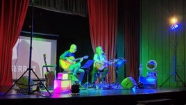 Homenaje a Serrat en el Teatro Prendes de Candás, con el concierto 'Del alumno al maestro'.