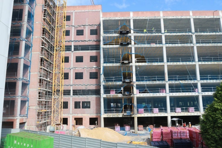 El nuevo edificio en obras al que irán las consultas externas, el bloque quirúrgico, las Urgencias y los servicios básicos, visto desde el bloque de hospitalización.