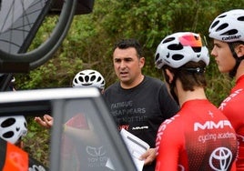 Con camiseta negra, Benjamín Noval, que ahora se une a las filas del Movistar Tream.