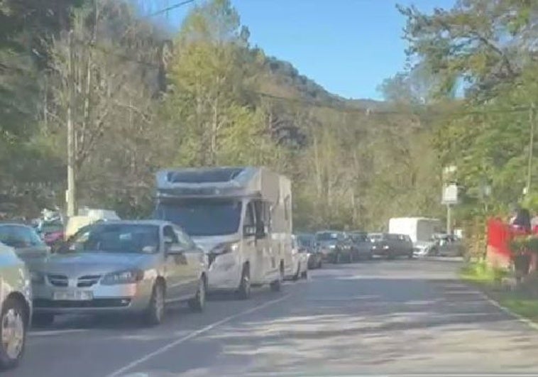 Caravana de coches en la subida a los Lagos de Covadonga.