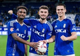 Hassan, Álex Cardero y Paraschiv posan con un balón al término del partido ante el Mirandés.