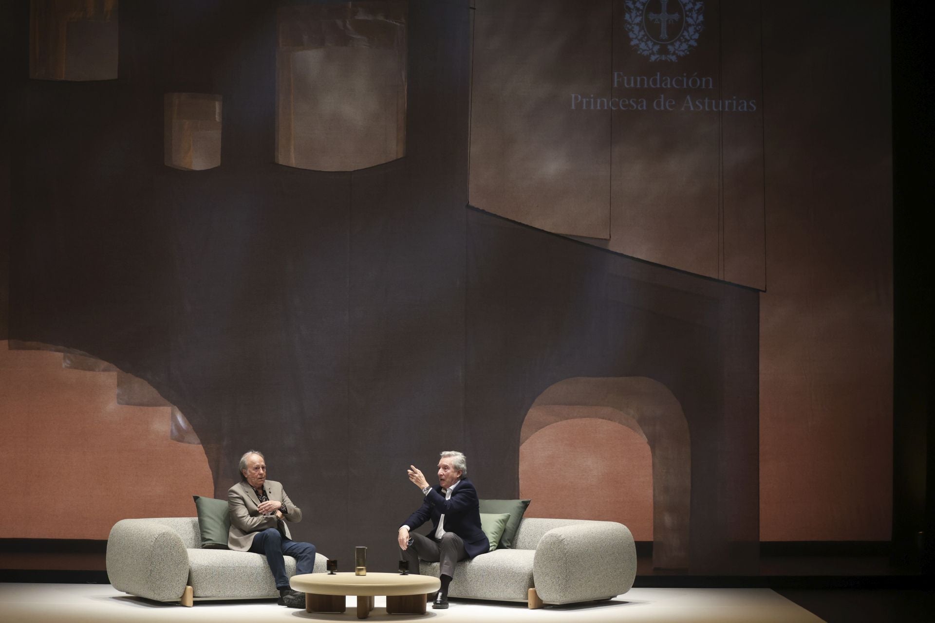 Los mejores momentos de la charla entre Joan Manuel Serrat e Iñaki Gabilondo en el Teatro Jovellanos