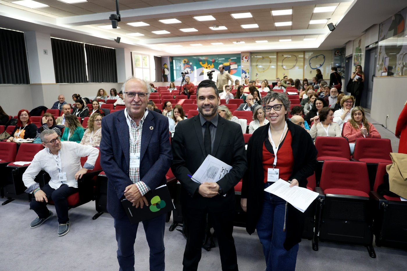 Lorenzo Pañeda, Héctor Simón y Ruth Caravantes, antes de la primera ponencia del simposio sobre vivienda, en la Facultad de Derecho.