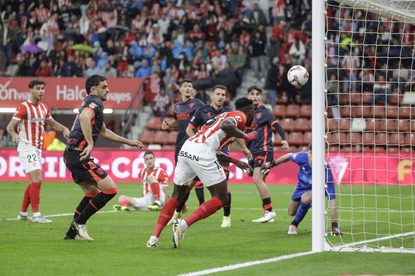 Instante en el que Caicedo remata en boca de gol para anotar el 1-0.