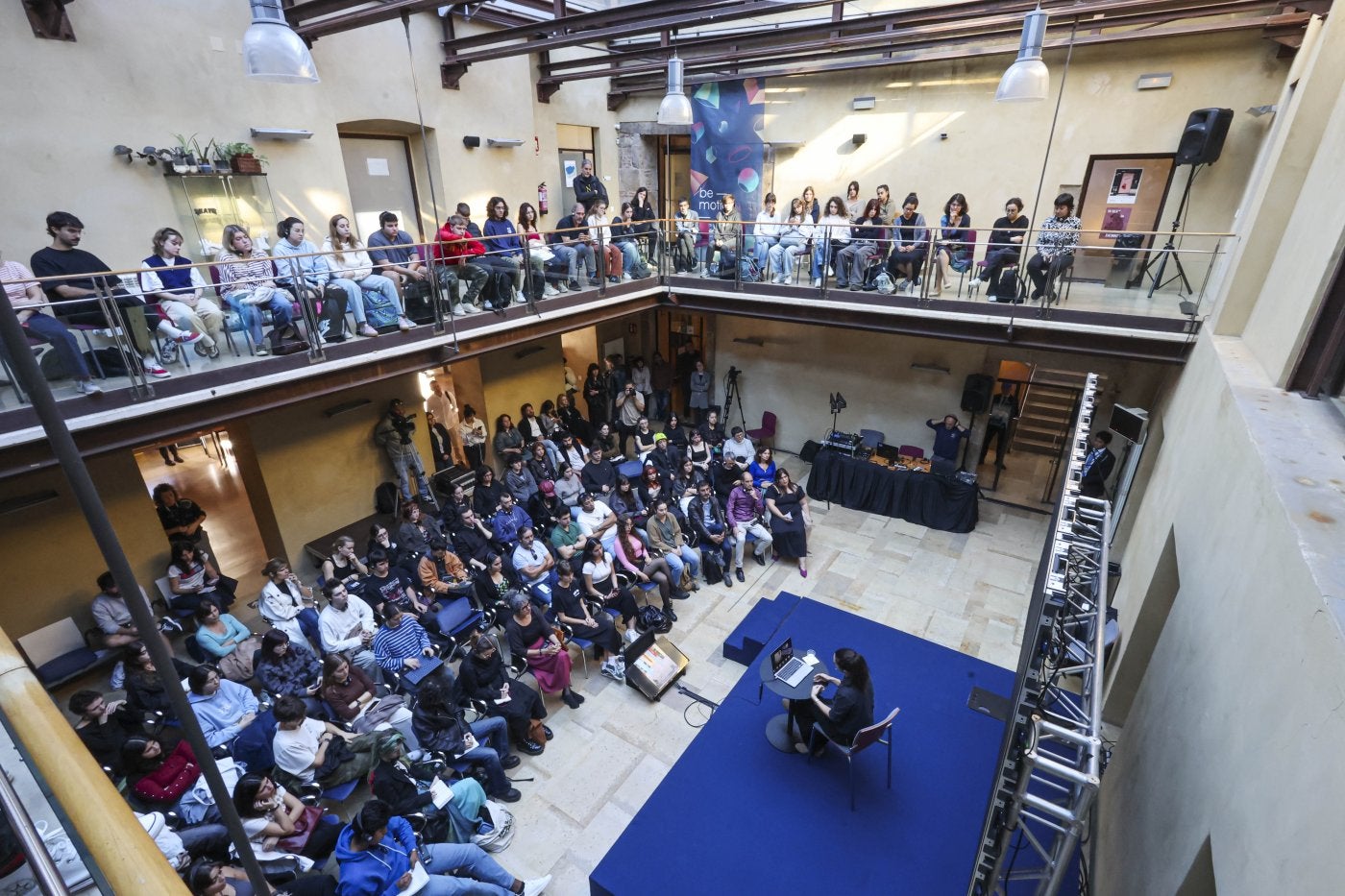 Olivia Arthur en su conferencia en la Escuela Superior de Arte de Asturias, en Avilés.