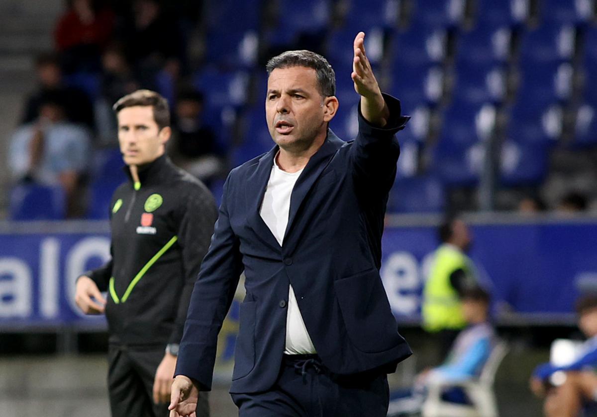 Calleja da instrucciones durante el partido ante el Mirandés.