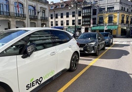 Los coches multados, aparcados en una zona reservada ante el Ayuntamiento de Siero.