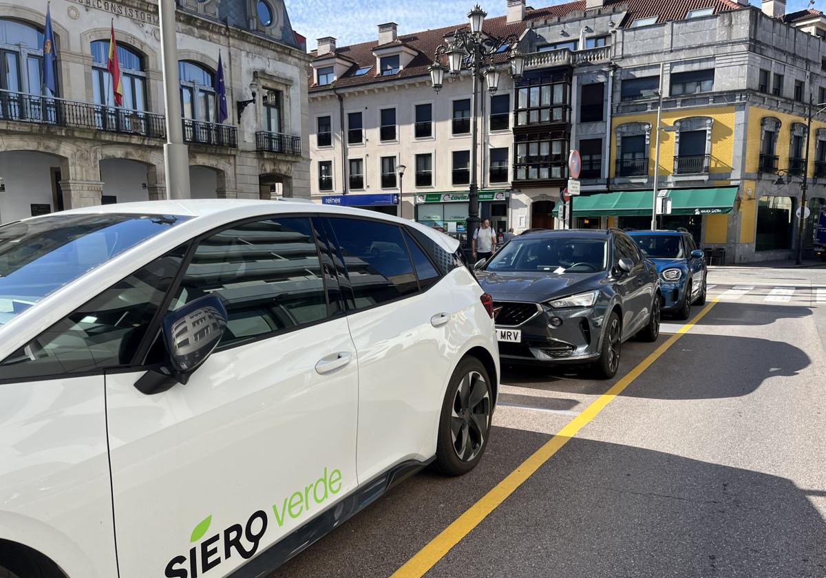 Los coches multados, aparcados en una zona reservada ante el Ayuntamiento de Siero.