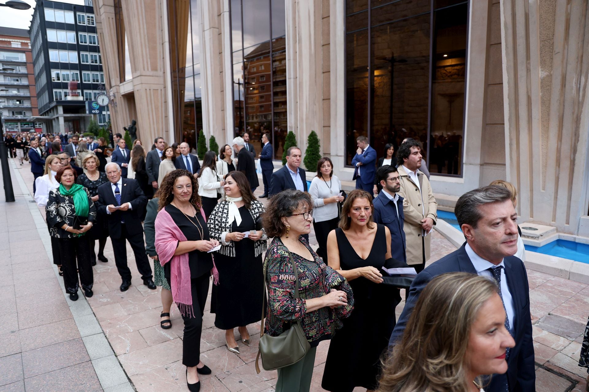 Elegancia y sobriedad entre los invitados al concierto previo a los Premios Princesa de Asturias