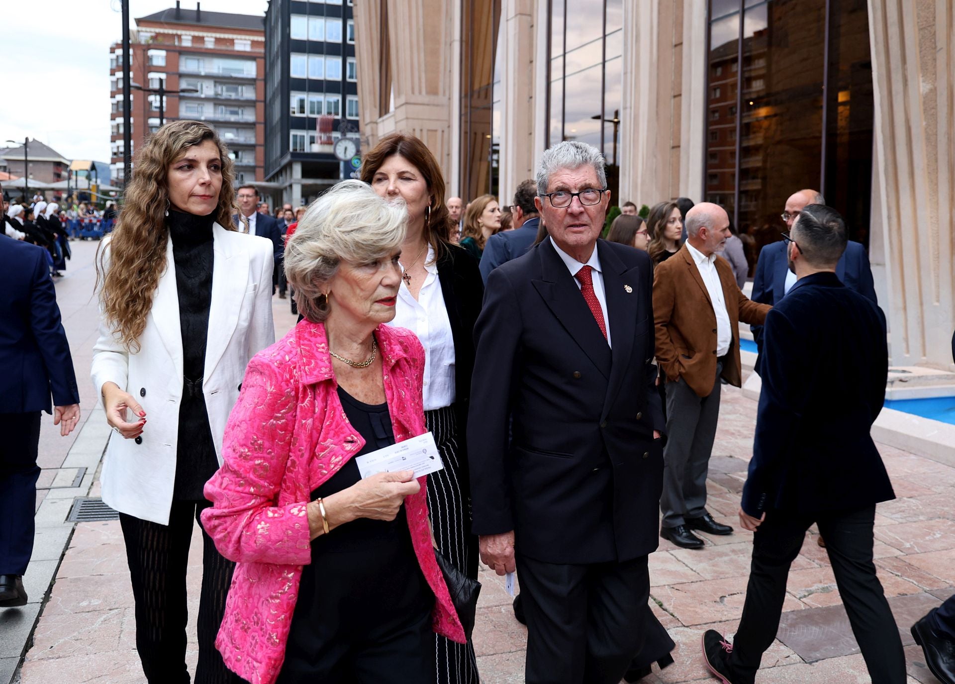 Elegancia y sobriedad entre los invitados al concierto previo a los Premios Princesa de Asturias