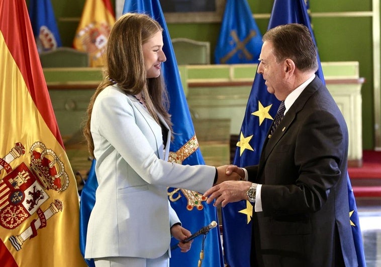 La Princesa Leonor recibe el bastón de mando del Ayuntamiento de Oviedo.