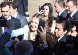 La Princesa Leonor se acercó a la gran multitud que esperaba con emoción su llegada y saludó siempre sonriente.