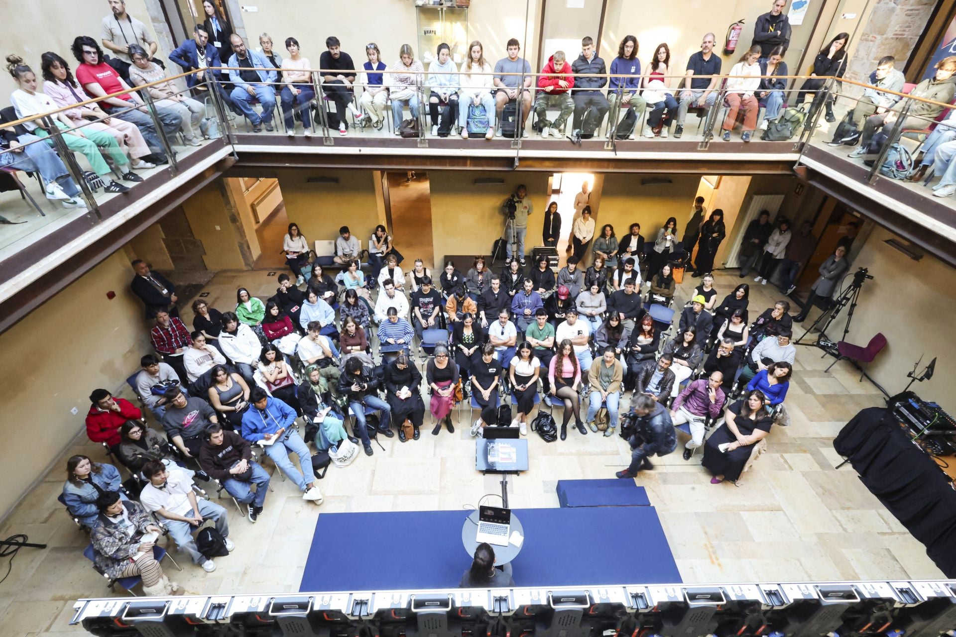 El encuentro de la Agencia Magnum con alumnos de la Escuela Superior de Arte del Principado, en imágenes