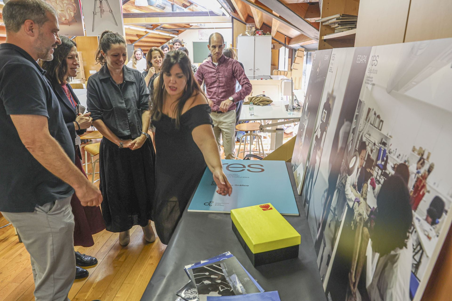 El encuentro de la Agencia Magnum con alumnos de la Escuela Superior de Arte del Principado, en imágenes