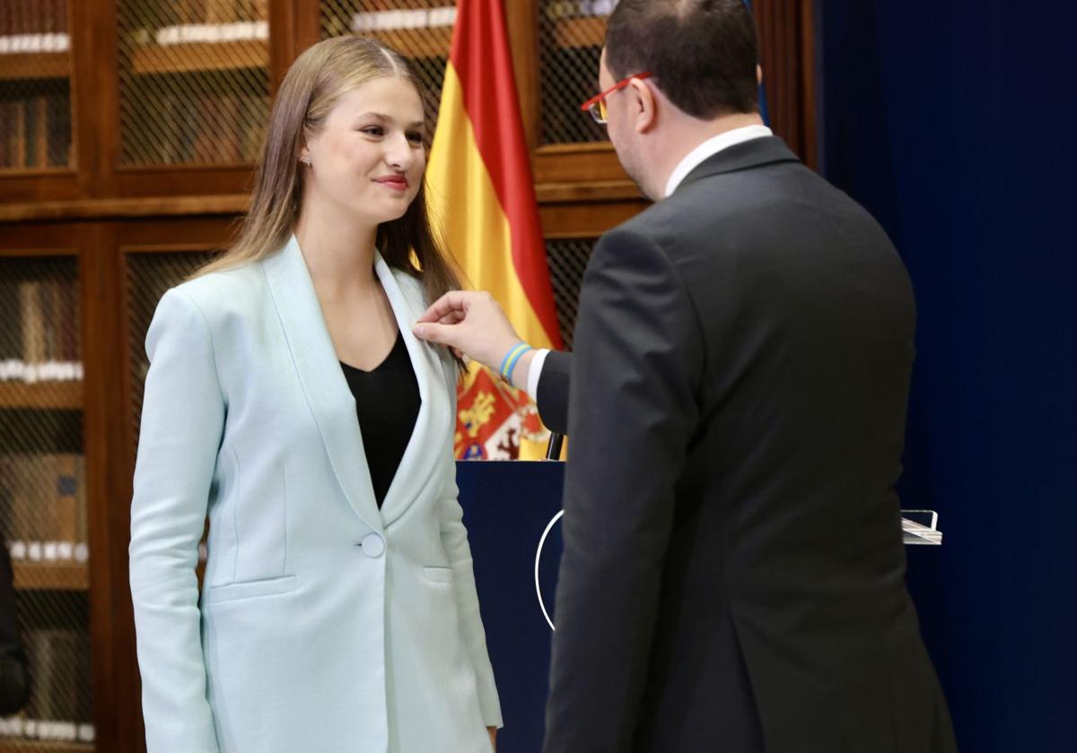 En la foto, la Princesa Leonor recibe la Medalla de Asturias de manos del presidente el Principado, Adrián Barbón. En el vídeo, la histórica jornada de la heredera.