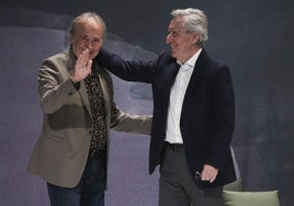 Joan Manuel Serrat se sinceró con el periodista Iñaki Gabilondo, sobre las tablas de un Teatro Jovellanos vibrante y entregado al cantautor catalán.