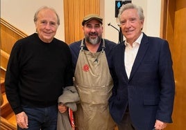 Serrat y Gabilondo junto a Pipo, uno de los dueños de La Nueva Zamorana en Gijón.