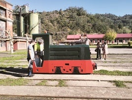 La máquina diesel funcionando en las vías del pozo Sotón.