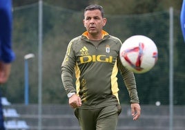 Javier Calleja, durante un entrenamiento del Real Oviedo.