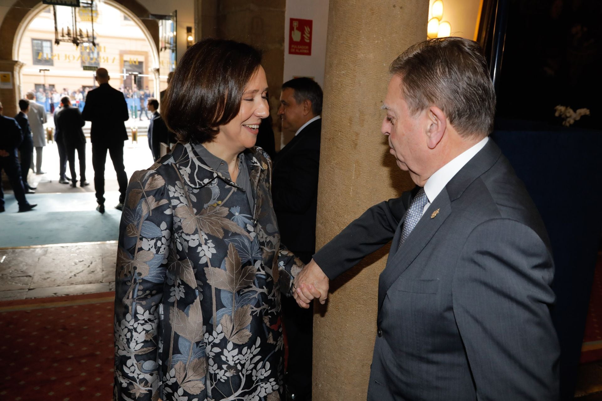 Teresa Sanjurjo, directora de la Fundación Princesa de Asturias, saluda al alcalde de Oviedo, Alfredo Canteli.