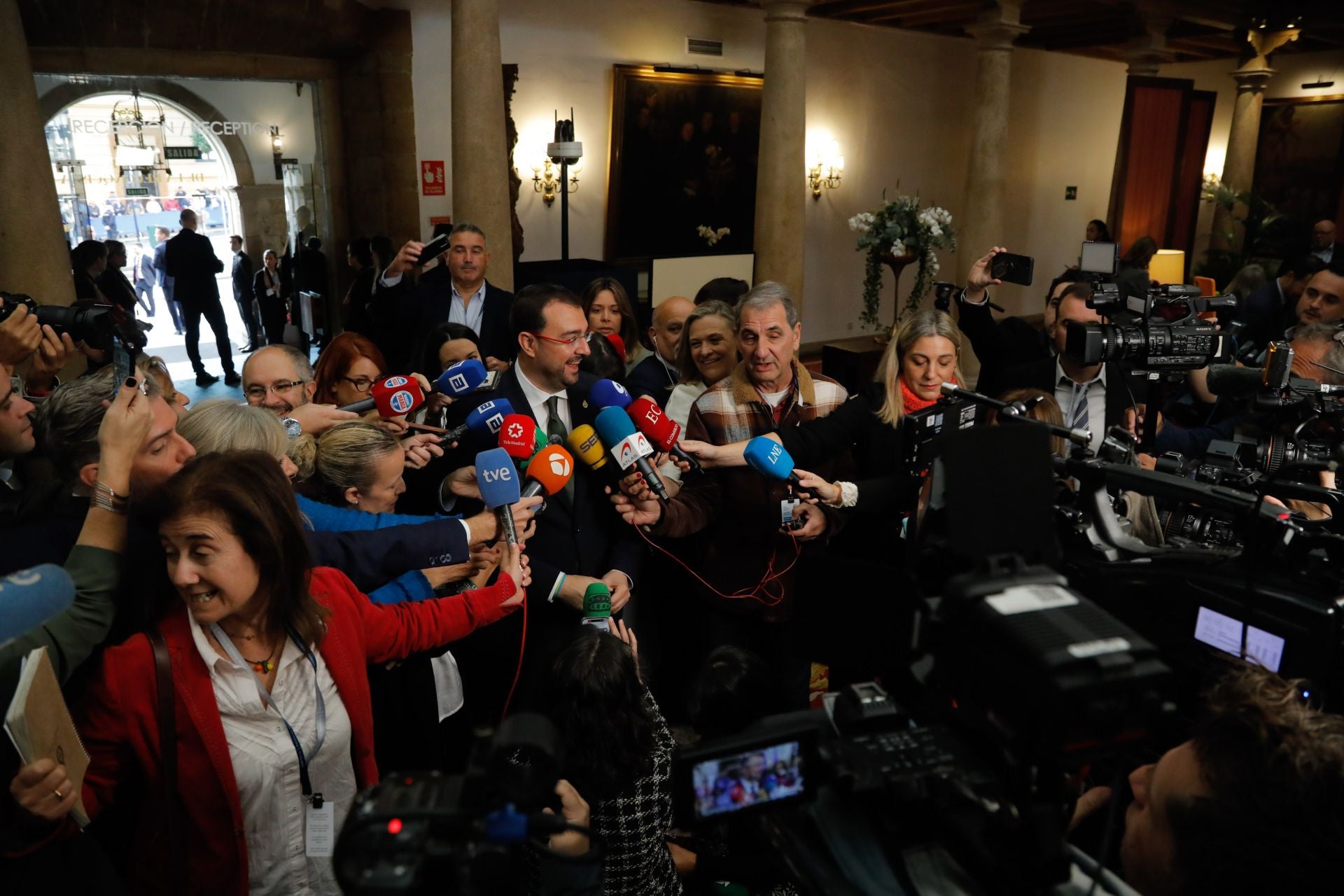 El presidente del Principado Adrián Barbón atiende a los medios.