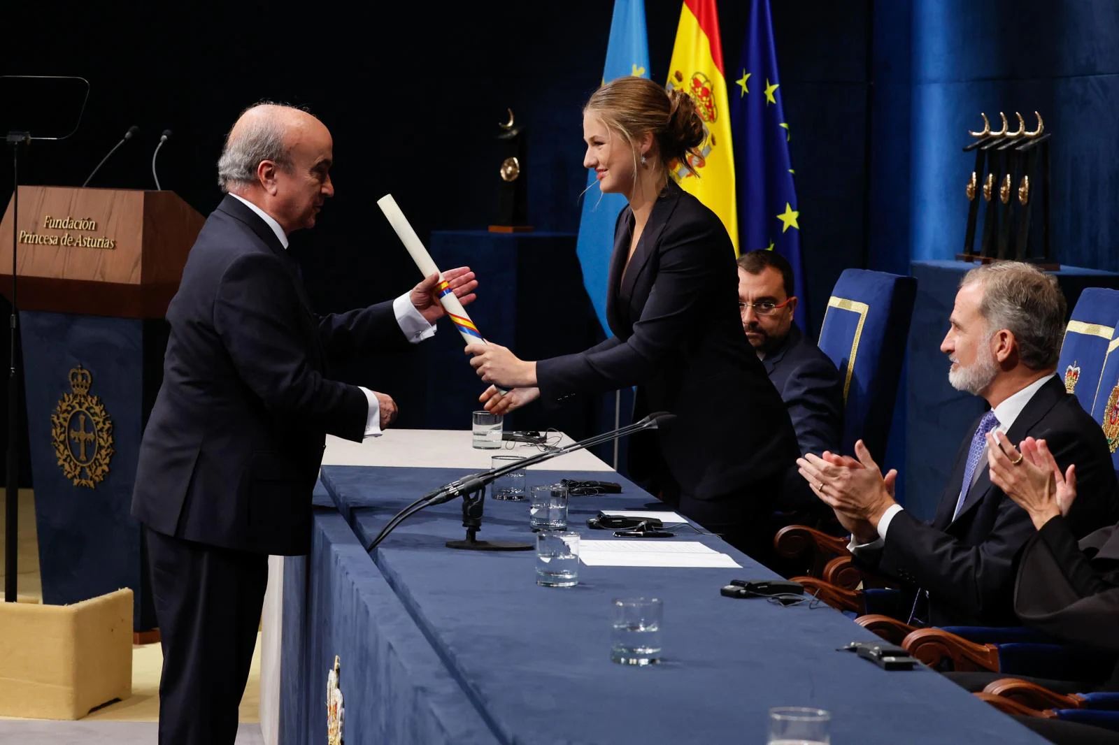 Mariano Jabonero, secretario general de la Organización de Estados Iberoamericanos para la educación, la ciencia y la cultura (OEI), recibe el Premio Princesa de Asturias de Cooperación Internacional de manos de la princesa Leonor