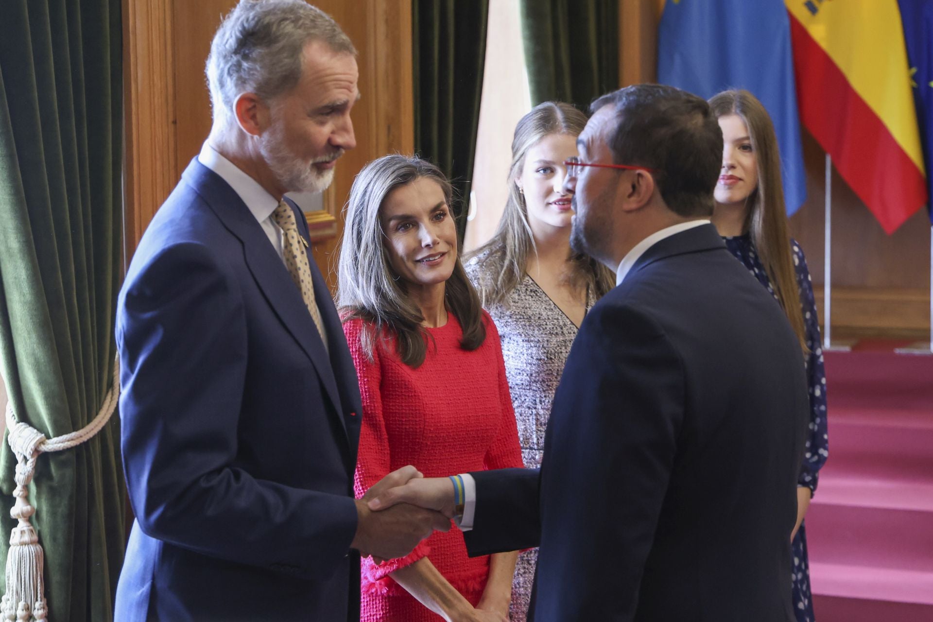 Sonrisas y cercanía: las imágenes de las audiencias de la Familia Real en el Reconquista