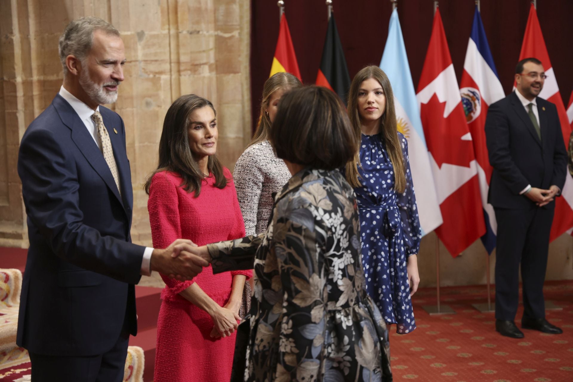 Sonrisas y cercanía: las imágenes de las audiencias de la Familia Real en el Reconquista