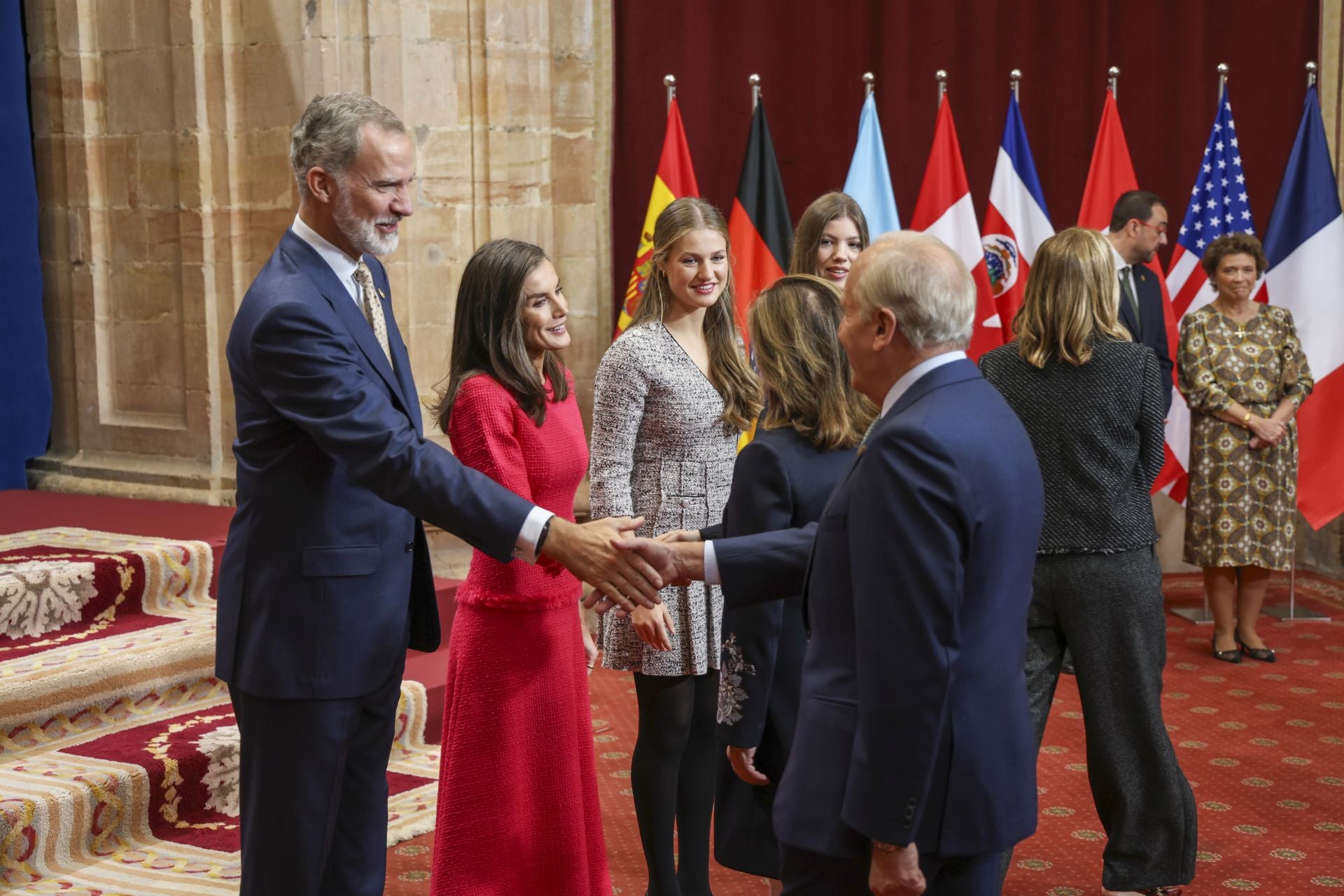 Sonrisas y cercanía: las imágenes de las audiencias de la Familia Real en el Reconquista