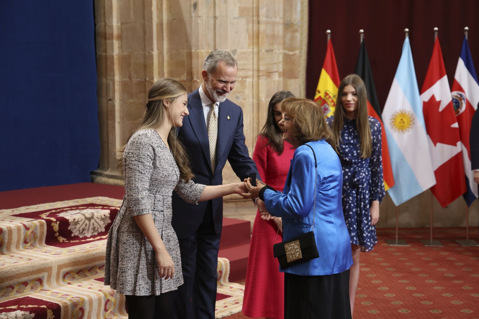 Sonrisas y cercanía: las imágenes de las audiencias de la Familia Real en el Reconquista