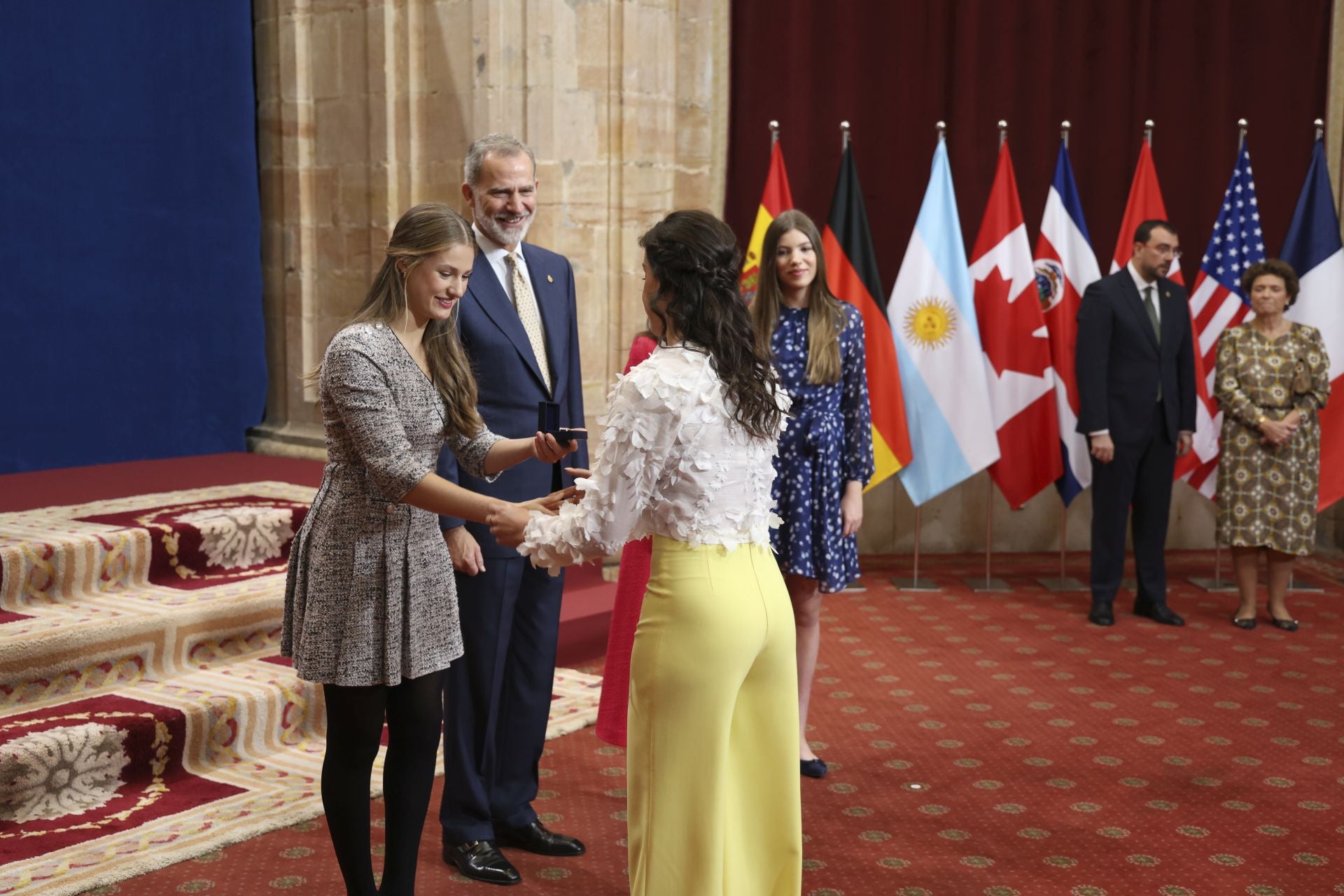 Sonrisas y cercanía: las imágenes de las audiencias de la Familia Real en el Reconquista