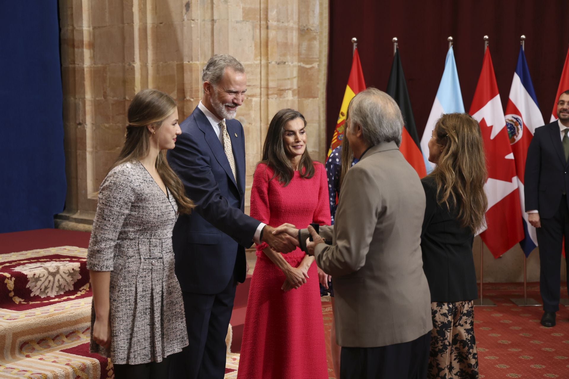 Sonrisas y cercanía: las imágenes de las audiencias de la Familia Real en el Reconquista