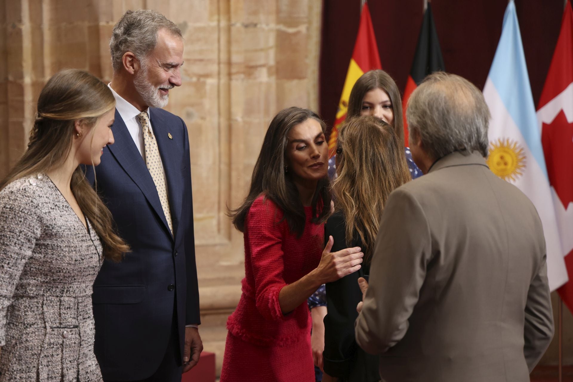 Sonrisas y cercanía: las imágenes de las audiencias de la Familia Real en el Reconquista