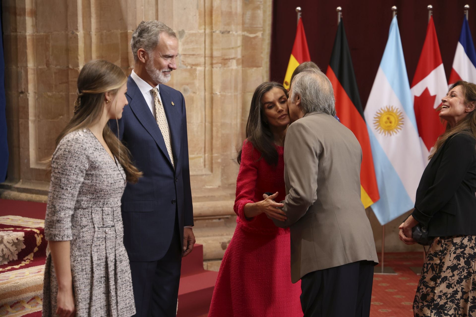 Sonrisas y cercanía: las imágenes de las audiencias de la Familia Real en el Reconquista