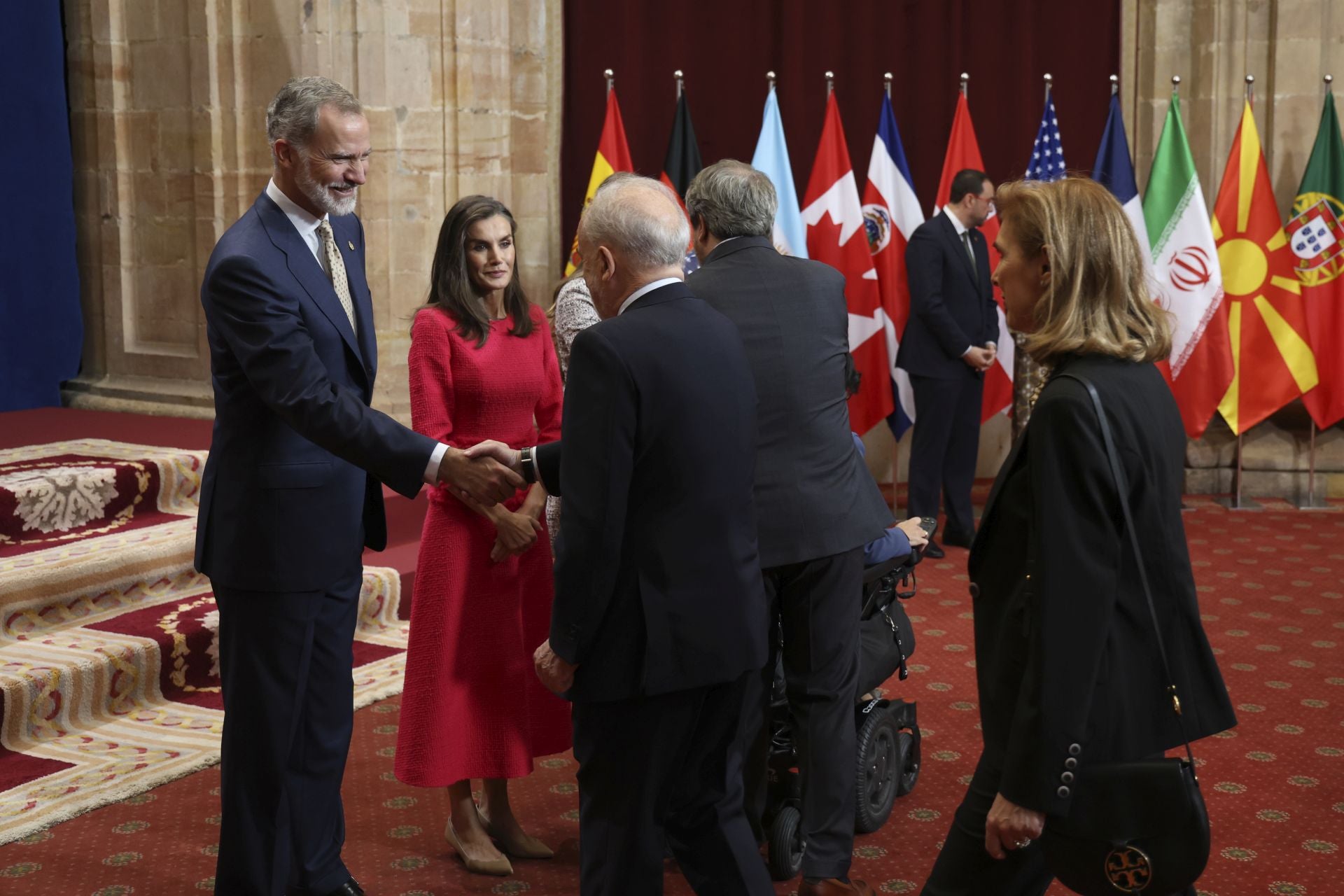 Sonrisas y cercanía: las imágenes de las audiencias de la Familia Real en el Reconquista