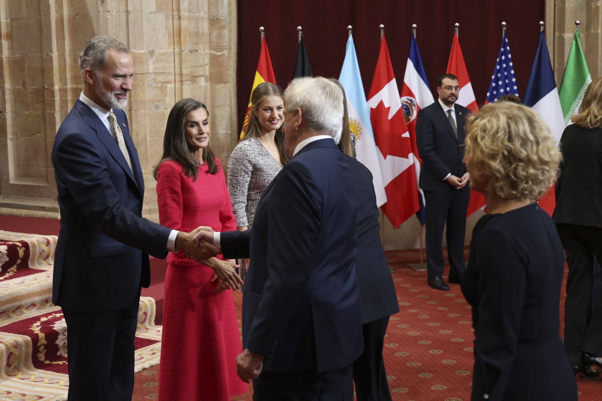 Sonrisas y cercanía: las imágenes de las audiencias de la Familia Real en el Reconquista