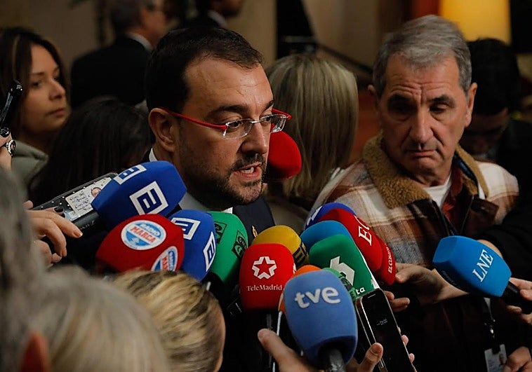 Adrián Barbón atiende a los medios esta mañana en el Hotel de la Reconquista.