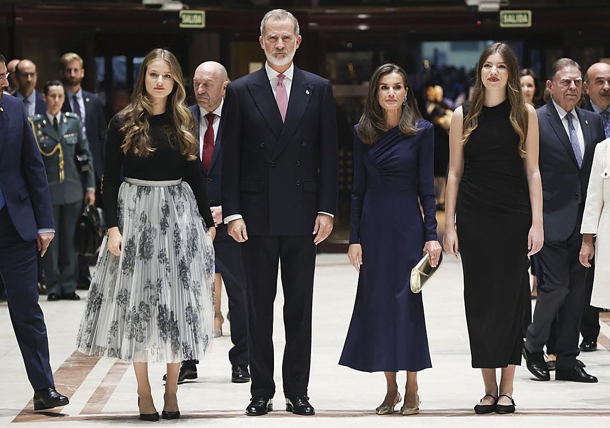 Imagen principal - El look de la Reina Letizia en Oviedo: un vestido azul tinta y de alquiler