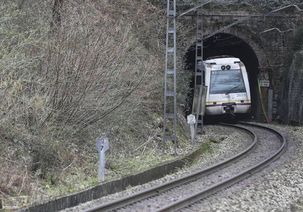 «Pagamos el 'fiasco ferroviario', los trenes encargados en 2020 deberían estar aquí»