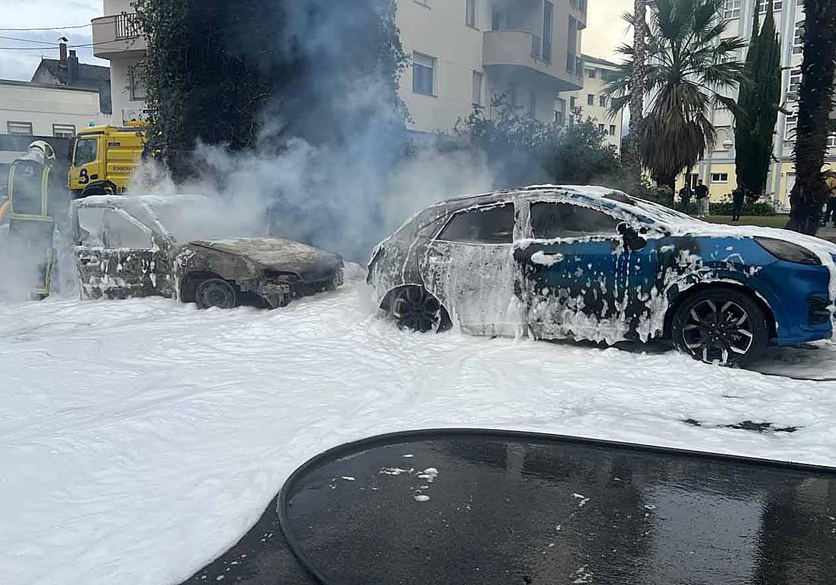 Dos vehículos calcinados y otros dañados en Navia