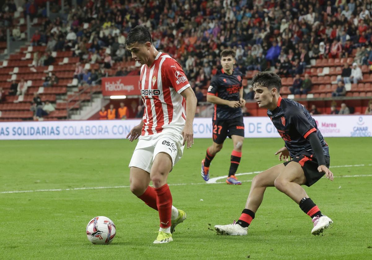 Una jugada durente el partido ante el Huesca.