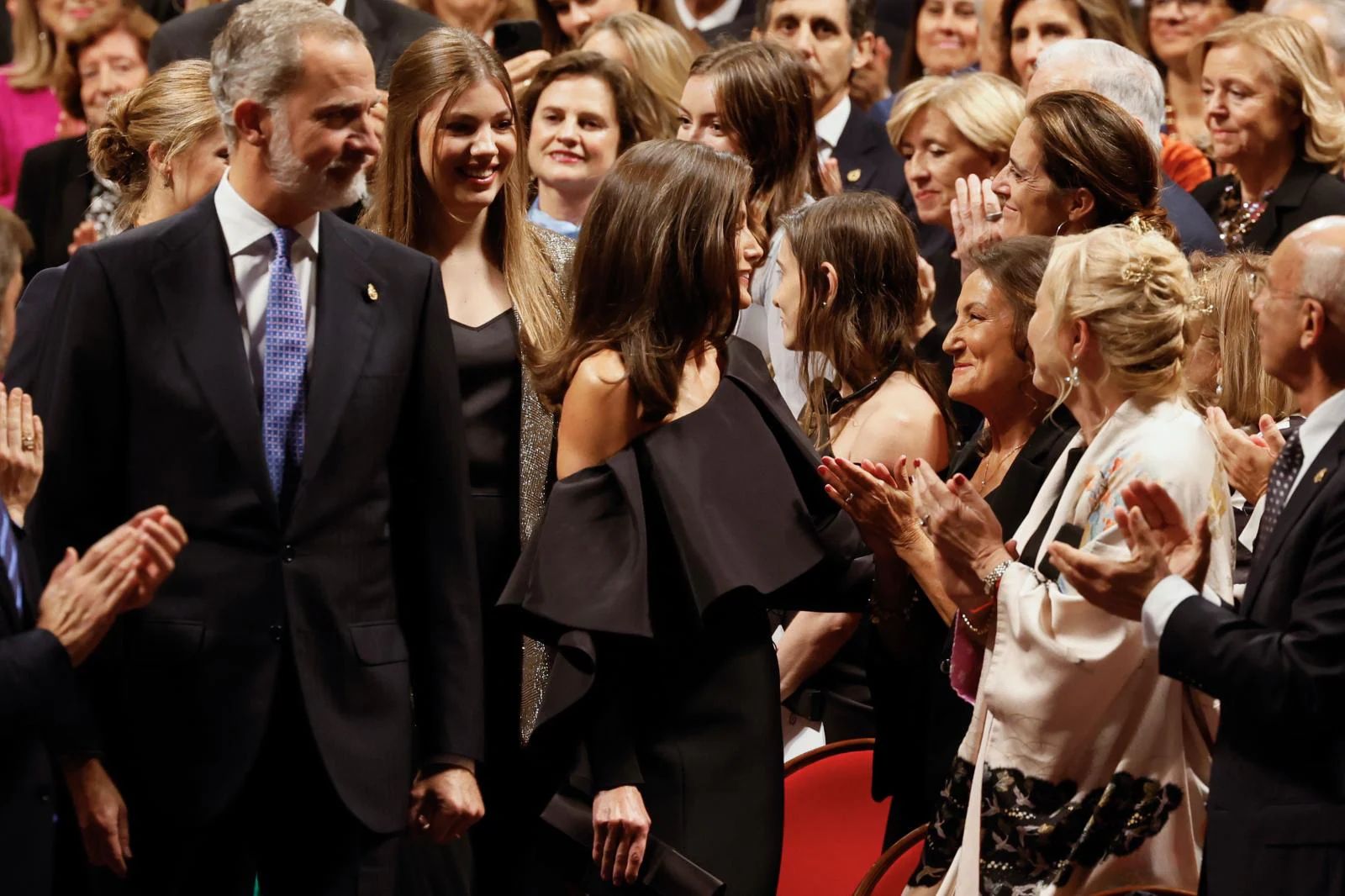 La reina Letizia saluda a su madre, Paloma Rocasolano, a su llegada a la ceremonia de entrega