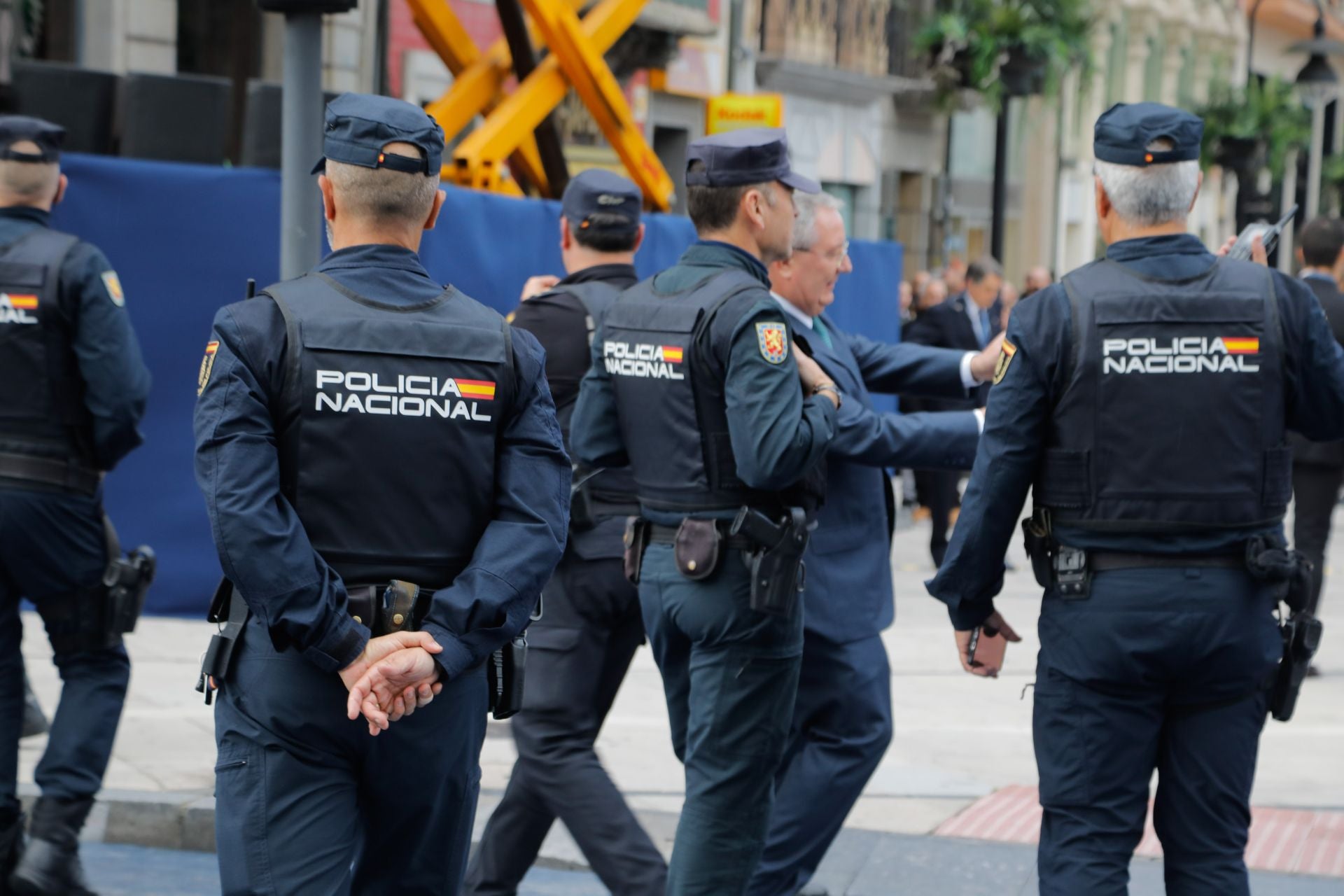 Gran expectación y mucha seguridad a las puertas del Campoamor